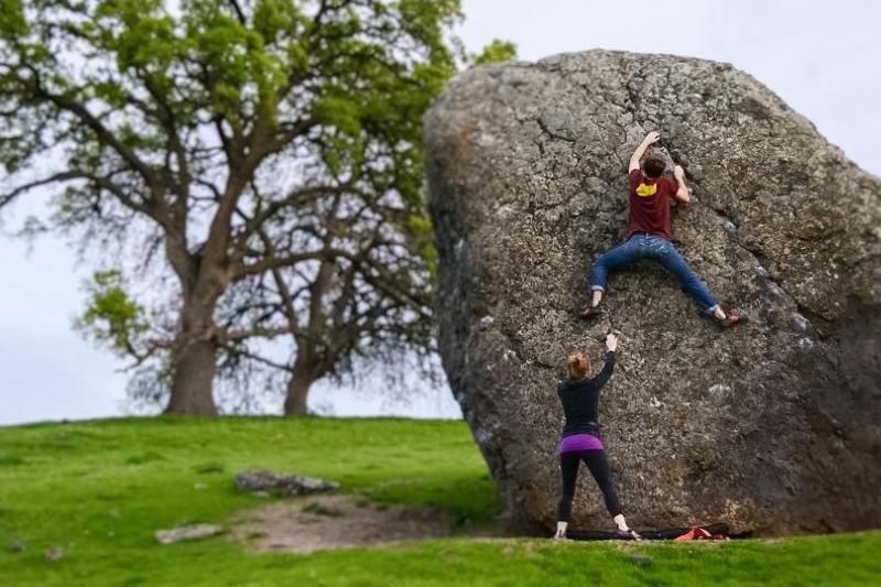 2 people bouldering