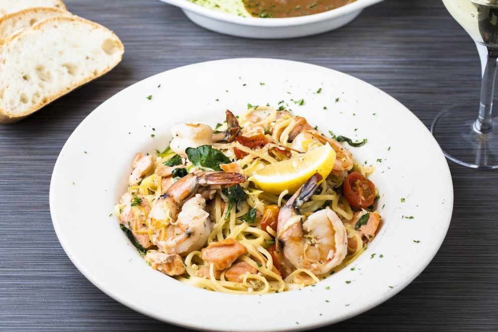 Linguine with prawns, bread and wine