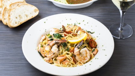 Linguine with prawns, bread and wine
